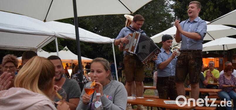 Bis in die Nacht sorgen die &quot;Hulzstoussboum&quot; für super Stimmung omu