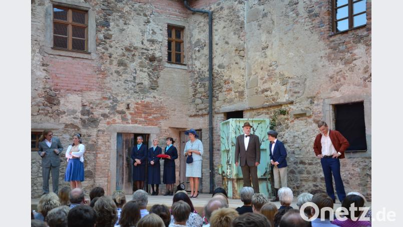 Die klassische Komödie von William Shakespeare präsentierte das Landestheater Oberpfalz unter der Regie von Till Rickelt auf Schloss Burgtreswitz. Die Zuschauer waren begeistert und dankten mit großem Applaus. gi