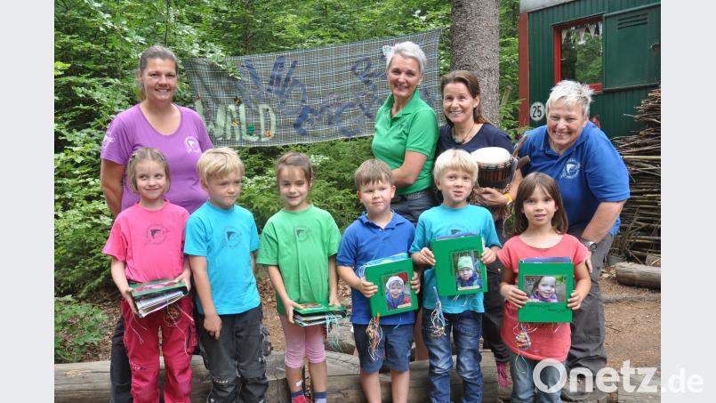 Sechs &quot;Schlaue Füchse&quot; wurden beim diesjährigen Sommerfest verabschiedet. Ab September geht es für sie nicht mehr in den Wald sondern in die Schule. Zum letzten Mal stellten sie sich mit ihren Erziehern und Petra Hager (Dritte von rechts) vom Förderverein zu einem Gruppenfoto zusammen. dob