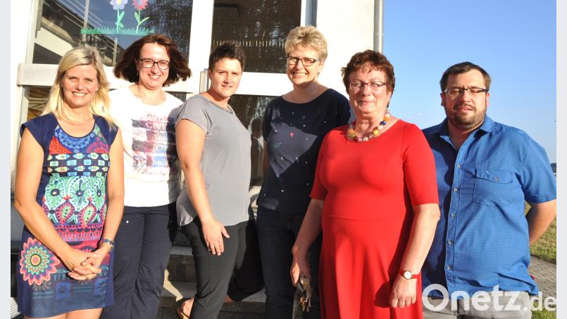 Über die großzügige Spende freuen sich Lehrerin Karin Uhl (links), Lehrer Thomas Troidl und Rektorin Ulrike Uhlemann (von rechts). Den Betrag überreichen Edeltraud Zitzmann, Bernadette Stock und Karin Bartmann (hinten, von links). es