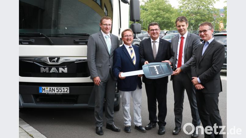 Schlüsselübergabe für das neue MAN-Fahrzeug. Auf dem Bild (von links) Geschäftsführer Martin Schmid, Bürgermeister Hans Donko, der bayerische Staatsminister Franz Josef Pschierer, MAN-Regionalleiter Martin Zaindl und Professor Dr. Alexander Pflaum. njn