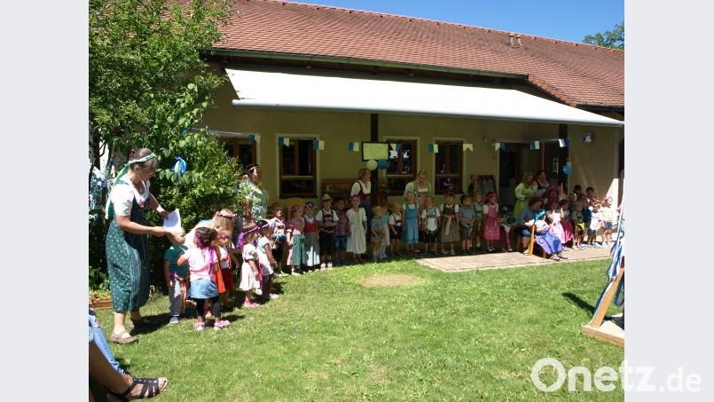 Zünftig gekleidet begrüßten Kinder und Erzieherinnen die vielen Gäste zu ihrem bayerischen Sommerfest ct
