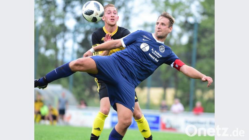 Szene vom 3:2-Auftaktsieg des FC Tirschenreuth (hinten Andreas Zeus) gegen die SG Regnitzlosau: Am Dienstag um 18.30 Uhr treten die Kreisstädter bei der SpVgg Bayreuth II an. Schrems, Thomas