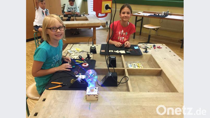 Techniktag mit Conrad Education in Hirschau: Die Dritt- bis Sechstklässler dürfen selbst eine Taschenlampe zusammenlöten. Auch die im Vordergrund brennende Magic-Light-Lampe wurde von den Kindern gebaut. u
