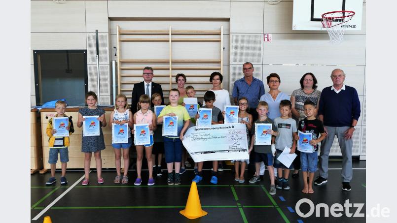 Von links: Bürgermeister Michael Göth, Sonderschulrektorin Gisela Lehnerer vom SFZ, Petra Leier und Roland Kraus von den Stadtwerken, Rosalia Wendl vom Ordnungsamt, Konrektorin Andrea Dechant und Rektor Peter Plößl von der Jahn-Grundschule freuten sich mit den Schülerinnen und Schülern, die hier stolz ihre Urkunden präsentieren. wbe