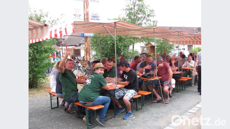 Neben den Mitglieder vom Zapfwellenstammtisch Alt`s Glump sind auch viele Vereinsvertreter und andere Gäste beim OWV-Stodelfest. sei