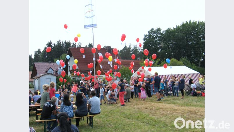 Wo werden die Luftballone landen? In zwei Jahren, beim nächsten Spielplatzfest, werden wir es erfahren. bkr
