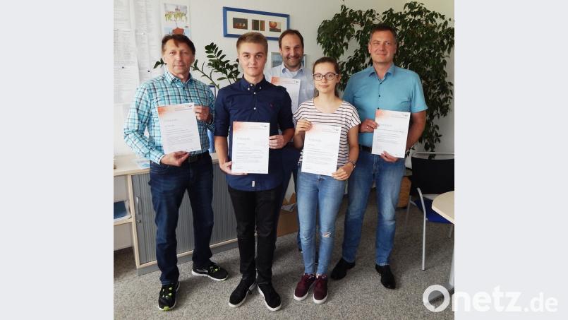 Die beiden Schüler Elena Meier und Christian Feller erhielten Urkunden. Aber auch der Schulleiter und die Fachbetreuer wurden ausgezeichnet. Bild: exb