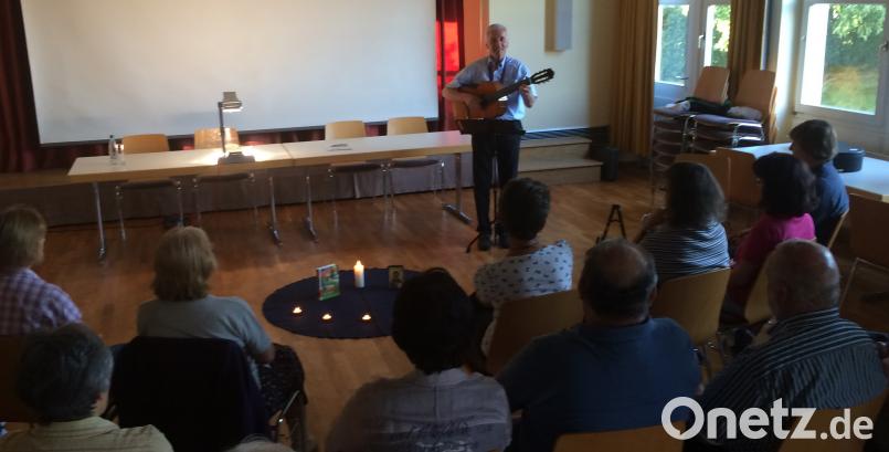 Nachdenkliche, aber auch heitere Gedanken gibt Pfarrer Josef Treibenbache im katholischen Herz-Jesu-Pfarrheim weiter. Mit seinen Liedern geht er auf einen Streifzug durch die Bibel. mez