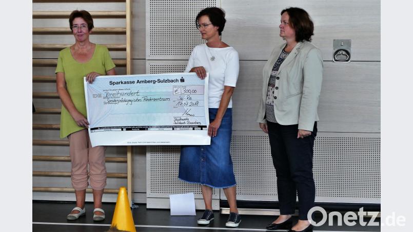 Die Schulleiterin des Sozialpädagogischen Förderzentrums Sonderschulrektorin Gisela Lehnerer (links) präsentiert stolz den Scheck, der ihr von Petra Leier von den Stadtwerken überreicht wurde. Das Geld wird für gesundes Frühstück im SFZ verwendet. Rechts Konrektorin Andrea Dechant. wbe