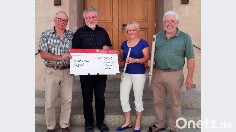 Vorsitzender der Chorgemeinschaft St. Georg, Hans Sattler (von links), Stadtpfarrer Edmund Prechtl, stellvertretende Vorsitzende der Chorgemeinschaft, Erna Schilling, und Musikalischer Leiter Richard Waldmann sind über die Spende dankbar. is