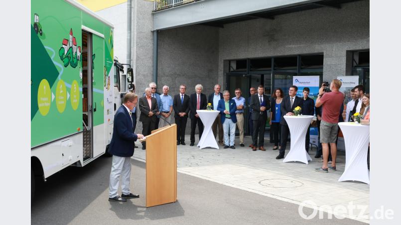 Feierstunde zur Übergabe des MAN-Trucks. Am Rednerpult der Vorsitzende der Steinwald-Allianz, Hans Donko. njn