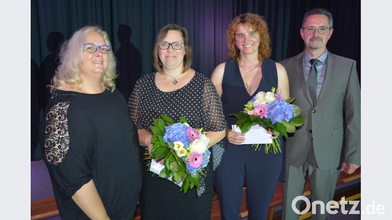 Sechs Jahre gehörten Diana Lenz (Zweite von links) und fünf Jahre Brigitte Sommer (Zweite von rechts) dem Elternbeirat an. Ein Dankeschön dafür gibt es von Elternbeiratsvorsitzender Claudia Hart und Schulleiter Stephan Drexler. jr
