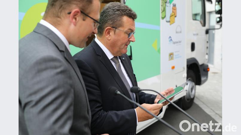 Persönlich gibt Staatsminister Franz Josef Pschierer (rechts) im Online-Shop des Dorfladens seine Bestellung auf. Mit auf dem Bild (links) Geschäftsführer Martin Schmid. njn