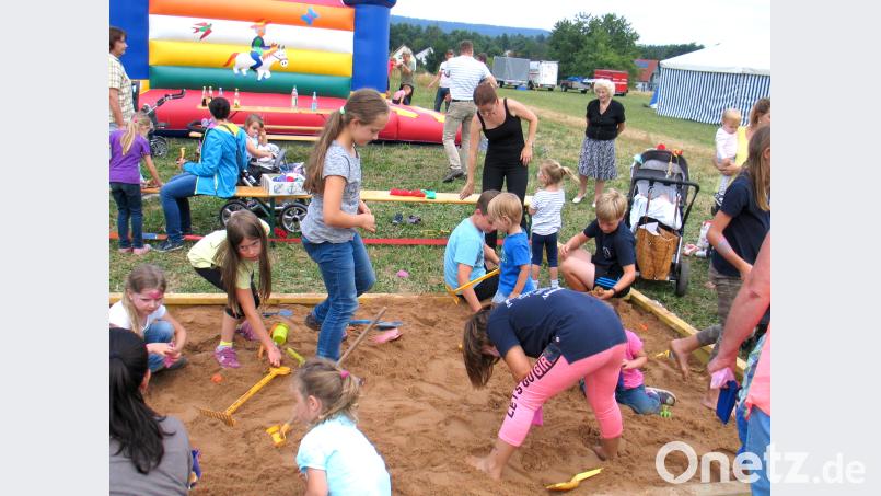 Für die Mädchen und Buben gibt es jede Menge Abwechslung, von der Hüpfburg über Schminken, Riesenseifenblasen und Schatzsuche im großen Sandkasten bis hin zu Bastelecke und Tombola. bkr