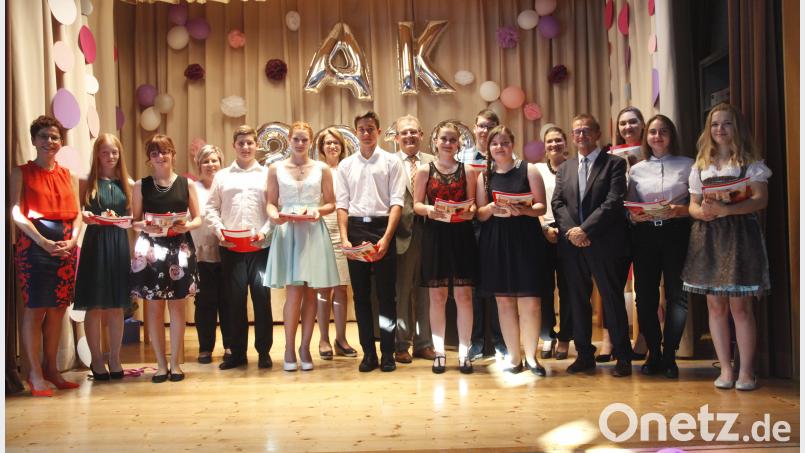 Schulleitung, Lehrer und Ehrengäste ehrten die besten Absolventen der Mittelschule Dachelhofen. Hirsch