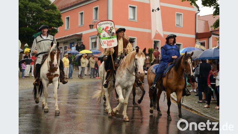 Das Wetter spielt nicht mit. Rund 80 Reiter erweisen sich dennoch als ebenso sattel- wie regenfest. bey