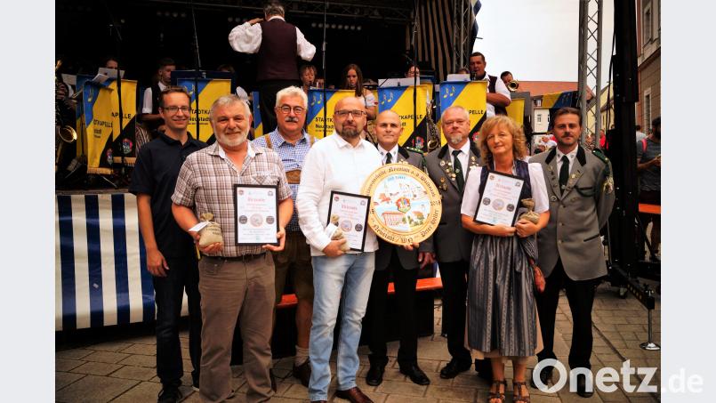 Den dritten Platz beim Jubiläumsschießen belegt Ulrich Kraus, Sieger ist Peter Heller und den zweiten Rang holt sich Maria Kunz (vorne von links). Mit dabei Notar Marcel Wollmann, Bürgermeister Rupert Troppmann und das Schützenmeisteramt, Norbert Schwarz, Andreas Ruhstorfer und Rainer Schwarz (hinten von links). arw