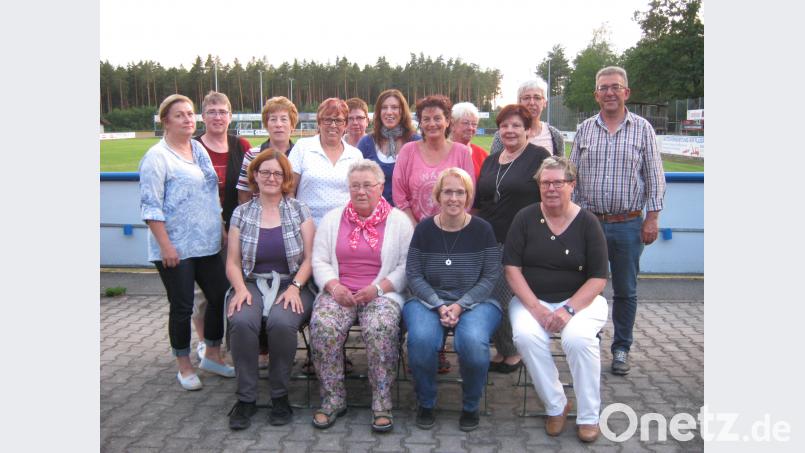 Neben SV-Vorsitzendem Manfred Herrmann sind das die Damen, in deren Händen die Leitung der Abteilung Turnen liegt: Brigitte Bruischütz (sitzend, links) und Manuela Smola (stehend, Zweite von links) werden bis zum Herbst noch die Abteilungsarbeit übernehmen. wlr