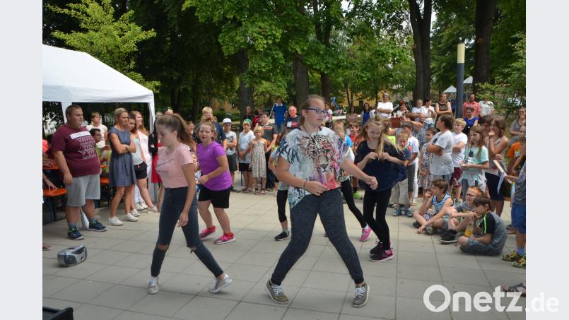Einige Mädchen studierten mit ihrer Lehrerin einen Tanz ein, den sie nun beim Schulfest zeigten. dob