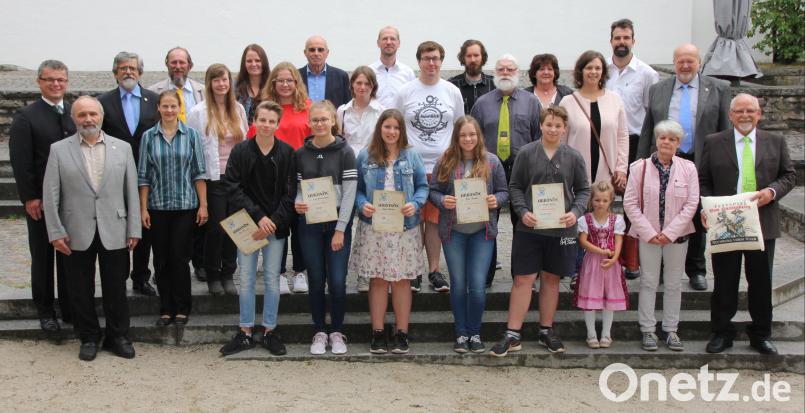 Über 20 &quot;Hussenkrieg&quot;-Mitwirkende sind für ihr Bühnenengagement ausgezeichnet worden. Ehrennadeln und Urkunden überreichten Bürgermeister Martin Birner (links) sowie die Festspielvereins-Vorsitzenden Helmut Mardanow (Dritter von links), Horst Palmer und Hans-Werner Habel (von rechts). mp