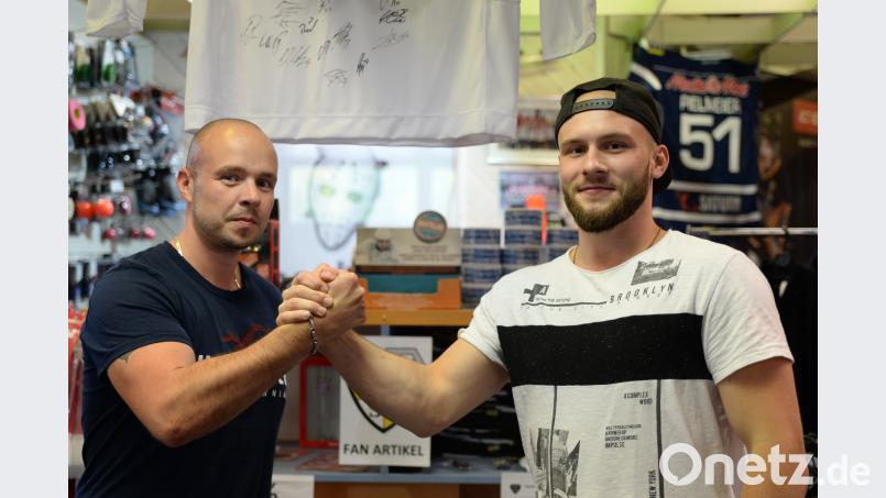 Daniel Vlach (rechts) kommt vom Bayernligisten EV Pegnitz zum ERSC Amberg in die Eishockey Landesliga. Begrüßt wurde er durch ERSC Obmann Chris Spanger. brü