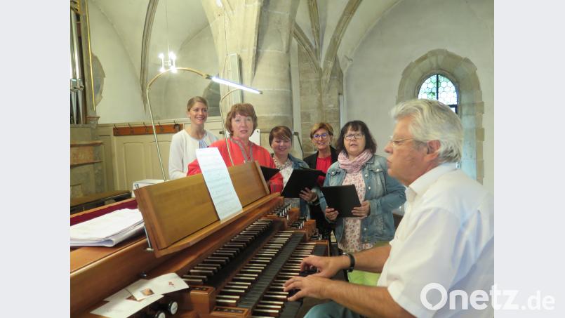 Josef Zaglmann begleitete (von links) Julia Holzner, Ursula Dadder, Christina Hann, Elisabeth Daschner und Liane Preininger auf der Orgel. jzk