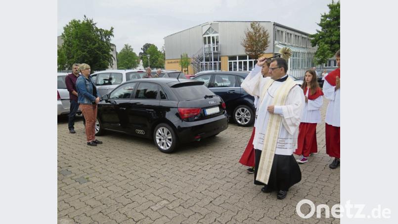 Nach dem ersten Sonntagsgottesdienst segnet Stadtpfarrer Konrad Amschl die Fahrzeuge auf dem Schulplatz. luk