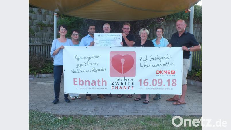 Die Initiatoren der Typisierungsaktion Josef Söllner (von rechts), Karin Pöllath, Sandra Schmelber, Johannes Bauer, Pfarrgemeinderatsprecher Hans Enders, Pfarrer Pater Anish George, und die stellvertretenden Pfarrgemeindratssprecherinnen Marita Kuchenreuther und Daniela Würstl. soj