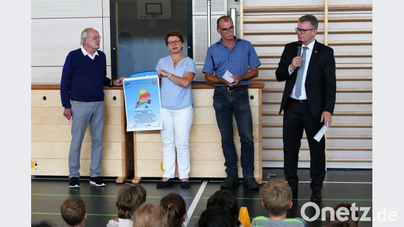 Bürgermeister Michael Göth gratulierte Schülerinnen und Schülern der Jahnschule, von denen sich fast 80 % an der Aktion beteiligt und insgesamt 4.800 km zu Fuß oder mit dem Fahrrad zurückgelegt haben. wbe