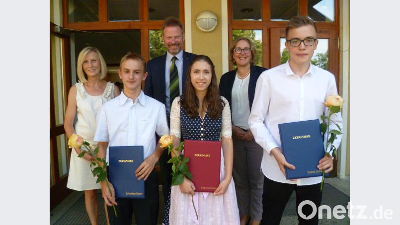 Rektorin Gabriele Krettner, Bürgermeister Alwin Märkl und Konrektorin Andrea Widder (hinten, von links) freuen sich mit den Schulbesten (vorne, von links) Johannes Bauer (1,2), Rebecca Hiller (1,4) und Jannik Schmidl (1,5). usc