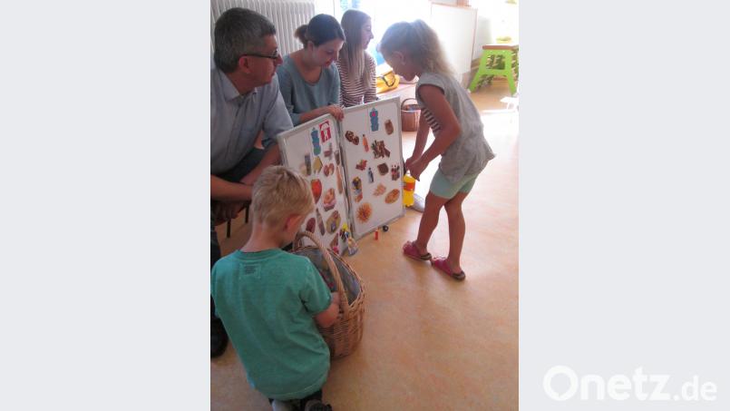 Viel Wissenswertes lernten die Kinder beim Besuch des Zahnarzt-Teams. exb