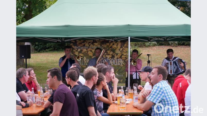 Die Holzstoußboum (von links) mit Julian Bauer, Andreas Holfelner, Valentin Reil und Jonas Kraus spielen am Nachmittag bis in den Abend beim Lennesriether Jakobifest zünftig auf. fvo