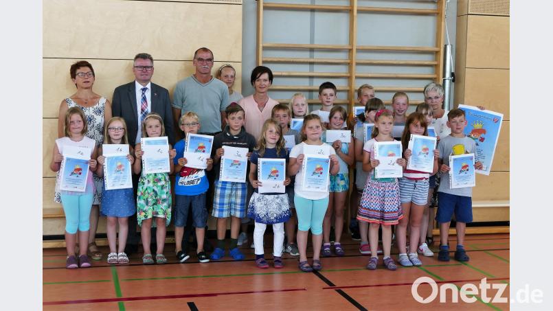 Von links Rosalia Wendl vom Ordnungsamt , Bürgermeister Michael Göth, Roland Kraus und Petra Leier von den Stadtwerken, sowie Rektorin Gunda Köstler (rechts) gratulierten den Schülerinnen und Schülern der Pestalozzi-Grundschule zu ihren Leistungen. wbe