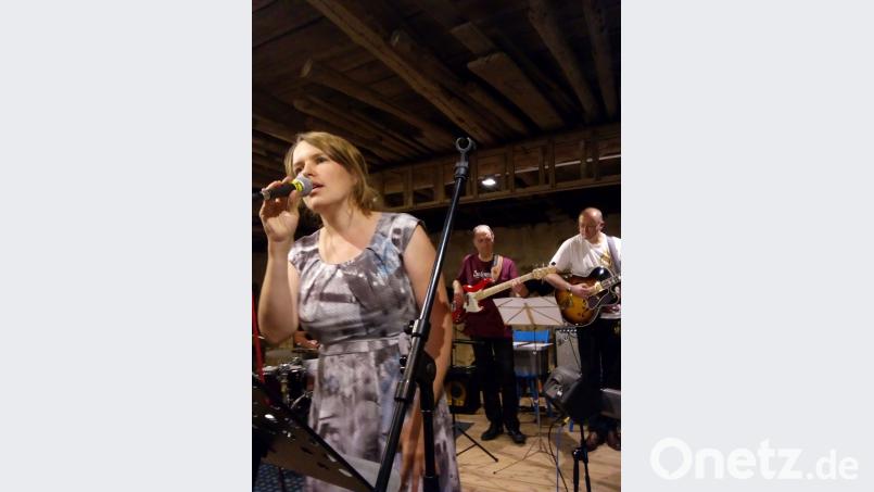 Jazzsängerin Monika Eichhorn zieht die Musikfans die Musikfans einmal mehr in ihren Bann – diesmal unter freiem Himmel im neu renovierten Kulturhof. exb