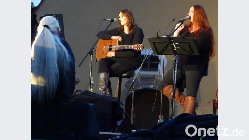 Der Blaimer mit der langen weißen Mähne, seine Schwägerin Susanne und seine Ehefrau Tanja: Ein Trio. das im Wolfringer Schlosshof der musikalischen Vielfalt einen weiteren Mosaikstein hinzufügte. Volkmusik, wissen 400 Zuhörer seither, können sie auch. Houschka