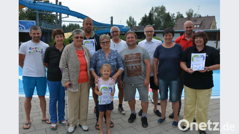 Am Samstagvormittag fand die Siegerehrung des 24-Stundenschwimmens statt, wobei allerdings nur noch wenige aktive Schwimmer da waren. Bürgermeister Bernd Sommer (4. von rechts), Schwimm-Abteilungsleiter Wolfgang Achatz (links), TVW-Vorsitzende Silvia Stark (rechts) und Beatrix Rustler (3. von rechts) zeichneten die fleißigsten Schwimmer aus. jr