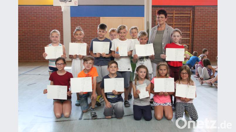 Die stolzen Besitzer der Ehrenurkunden mit Schulleiterin Sigrid Reger-Scharf. den