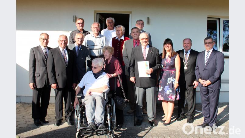 Elf neue Träger der Ehrennadel der Stadt gibt es in Eschenbach. Fast alle Frauen und Männer engagierten sich jahrzehntelang in führenden Positionen in einem oder mehreren Vereinen der Rußweiherstadt. stg