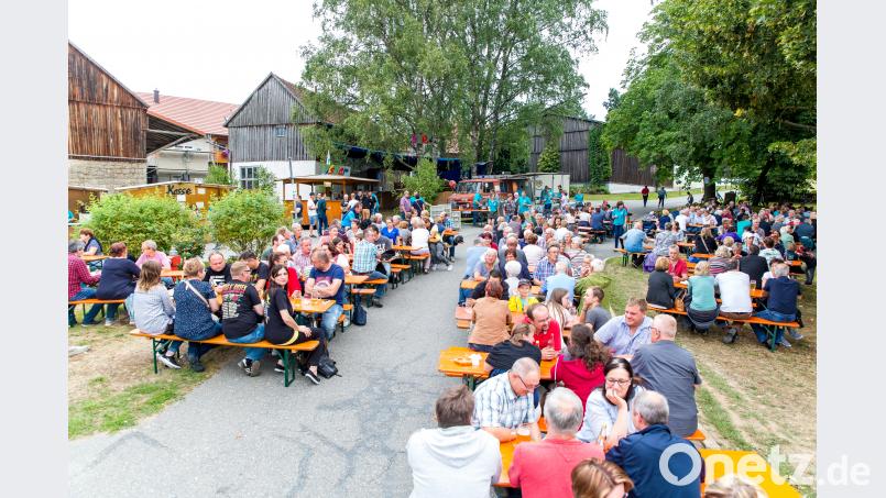 Ständig füllt sich am Abend der Dorfplatz von Pleisdorf. Der Kapellenverein hat zum Dorffest geladen. sml