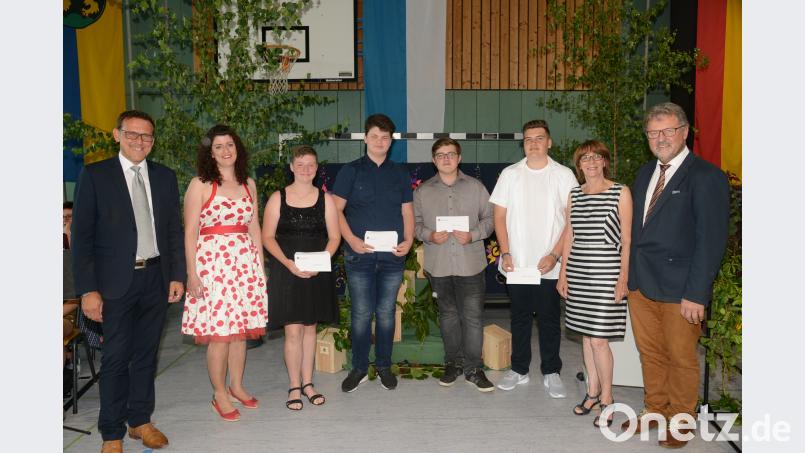 Rektor Edgar Hanner, Klassenleiterin Beate Wettinger (von link), die Bürgermeister Johann Maurer und Margit Kirzinger (von rechts) gratulieren Julia Helgert, Marcel Bock, Jonas Strigl und Simon Haberkorn zu ihrem hervorragenden Schulabschluss. bey