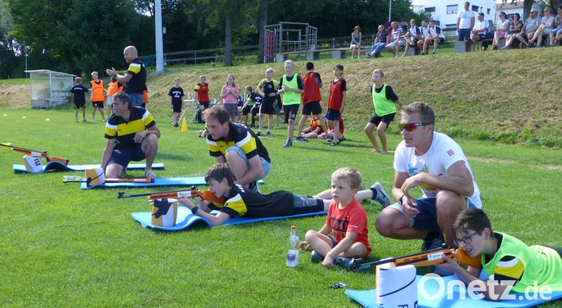 Zum Saisonabschluss der D-Jugend ist auf dem Gebenbacher Fußballplatz eine Laser-Schießanlage für Kinder aufgebaut. Weltmeister Andi Birnbacher (rechts, in der Hocke) gibt den Nachwuchs-Fußballern persönlich Tipps. lik