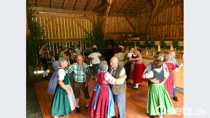 Die Volkstänzer der Region drehten zu den Klängen der &quot;Biersejder&quot; ihre Runden auf der Tanzfläche. Markus Forster