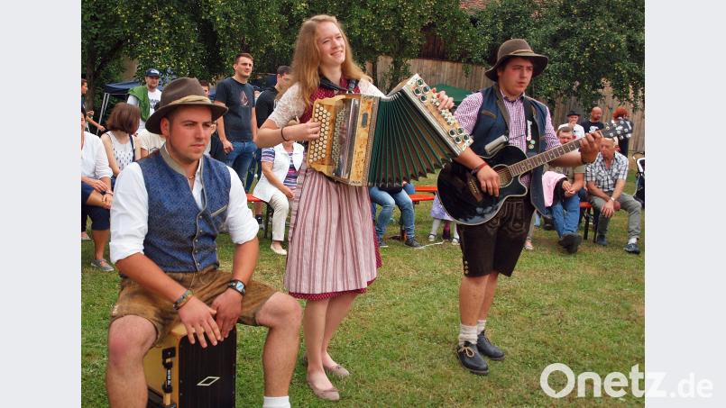 „D’ jungen Riedener“ –Johannes Haas, Theresa Weibfurtner und Philipp Hass – ziehen bei den Tänzen der Kirwapaare und am Sonntagabend im Festzelt so richtig vom Leder. sön
