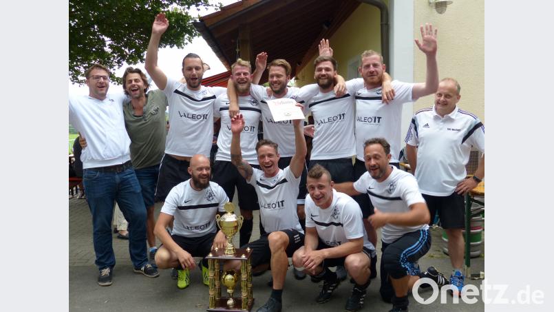 Die Spieler von "Seaside Beachclub" freuen sich über den Sieg bei der Dorfmeisterschaft zusammen mit Andreas Schärt (von links), Mario Kellermann sowie Helmut Hummer (rechts). hme