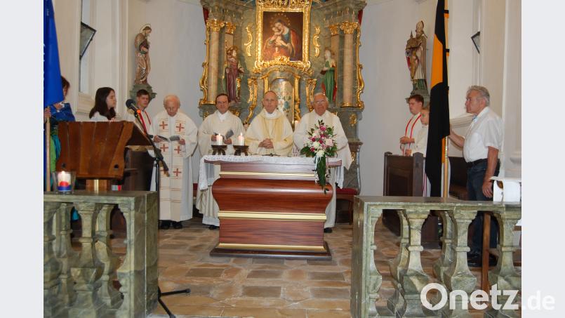 Mit Hauptzelebrant Weihbischof Reinhard Pappenberger standen Stadtpfarrer Bernhard Müller und die Ruhestandsgeistlichen Hans Bayer (links) und Karl Wohlgut (rechts) am Altar. az