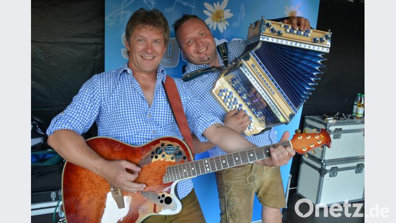 Das Duo „Sagdmanix“ überzeugte einmal mehr mit alpenländischen Sound. Horst Scholz (links) und Florian Gradl präsentierten sich als Vollblutmusiker und hatten großen Anteil an der prächtigen Stimmung. jr