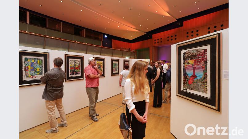 Friedensreich Hundertwasser – österreichischer Maler, Architekt und Umweltaktivist: eine schillernde Wiener Persönlichkeit. Bis zum 19. September widmet das Amberger Congress Centrum dem Ausnahmekünstler eine eindrucksvolle Ausstellung: „Magische Farben zeigt über 70 seiner Werke . Wolfgang Steinbacher