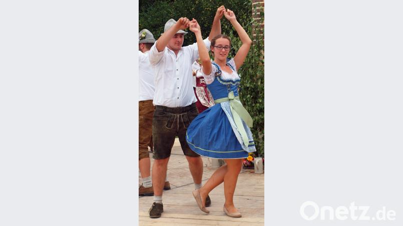 Die Ensdorfer Kirwapaare begeistern mit ihren Tänzen rund um den Kirwabaum die Zuschauer. sön