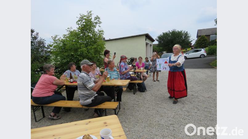 Die Gäste ließen sich bei Kaffee und Kuchen mit einem kleinen, feinen Kulturprogramm verwöhnen. ubb